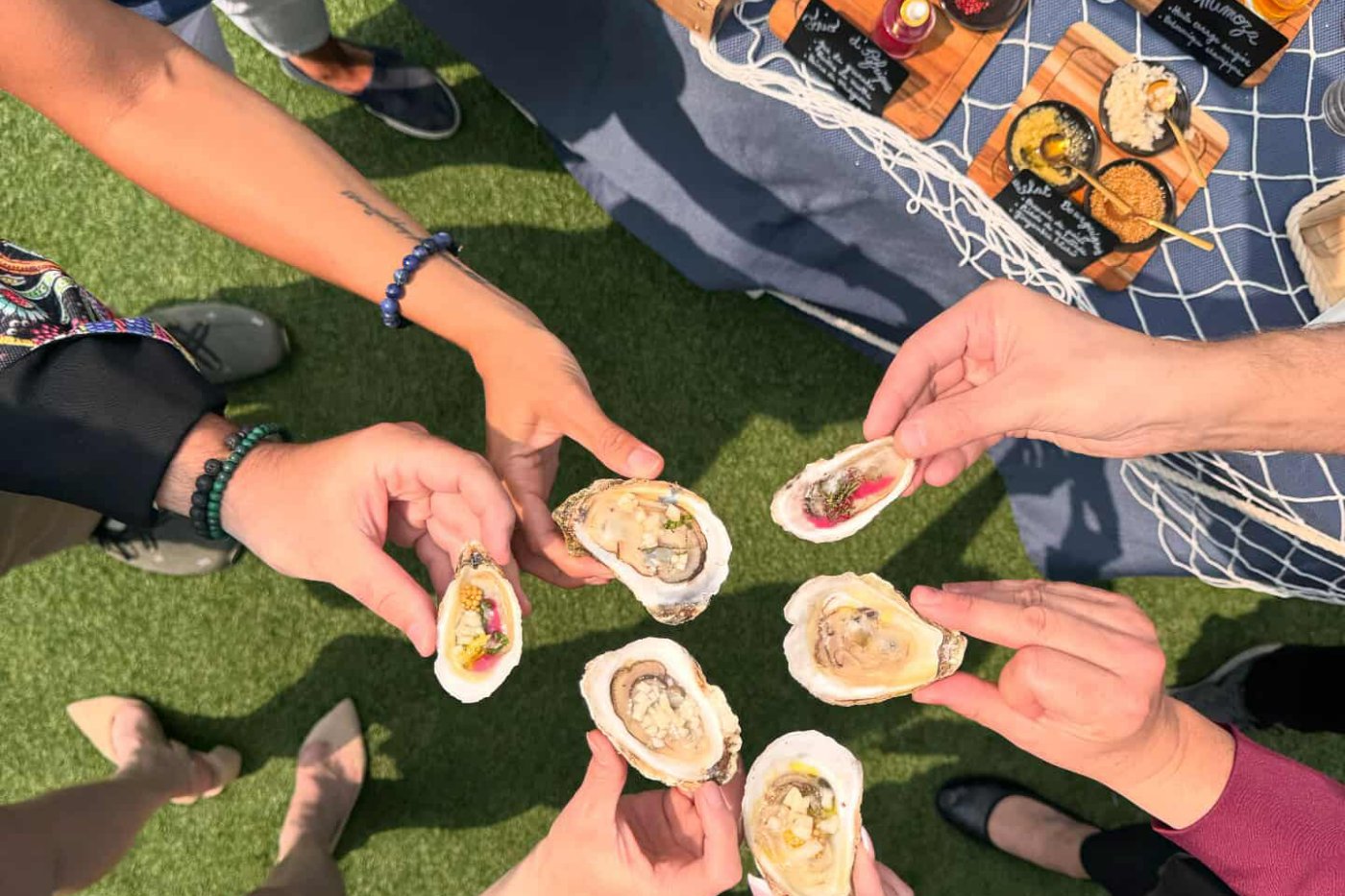 Bar à huîtres servi sur la terrasse