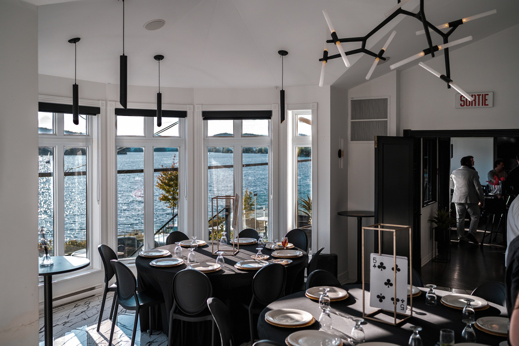 Salle à manger montée en tables rondes, prête pour la réception, Auberge du Lac des Sables
