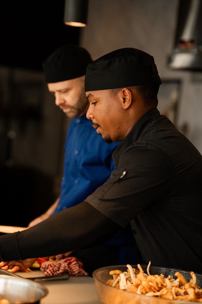 Chefs du service traiteur en cuisine à l'Auberge du Lac des Sables