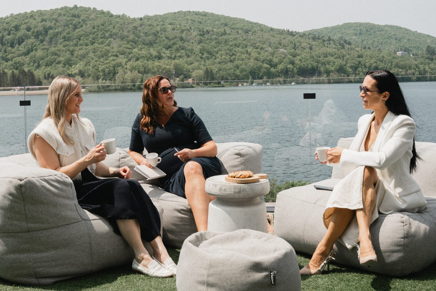 Pause-café en petit groupe sur la Terrasse 180, face au lac des Sables