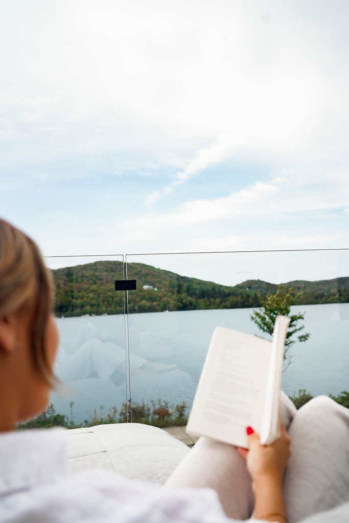 Temps libre en retraite corporative, lecture face au lac des Sables et aux montagnes des Laurentides