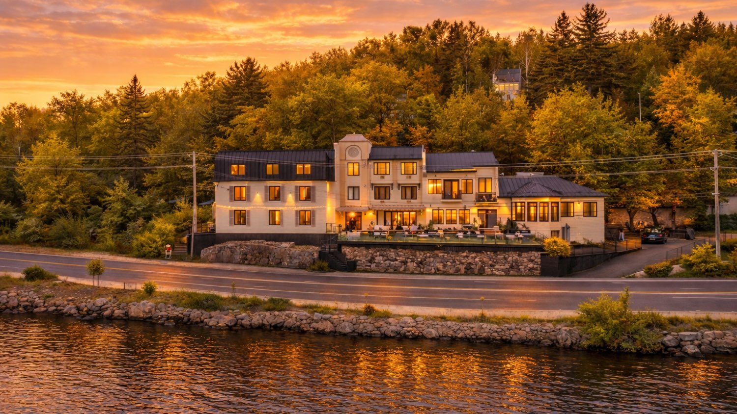 L'Auberge du Lac des Sables au coucher du soleil, vue depuis le lac