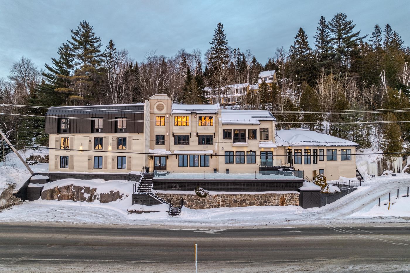 L'Auberge du Lac des Sables illuminée sous la neige, Sainte-Agathe-des-Monts