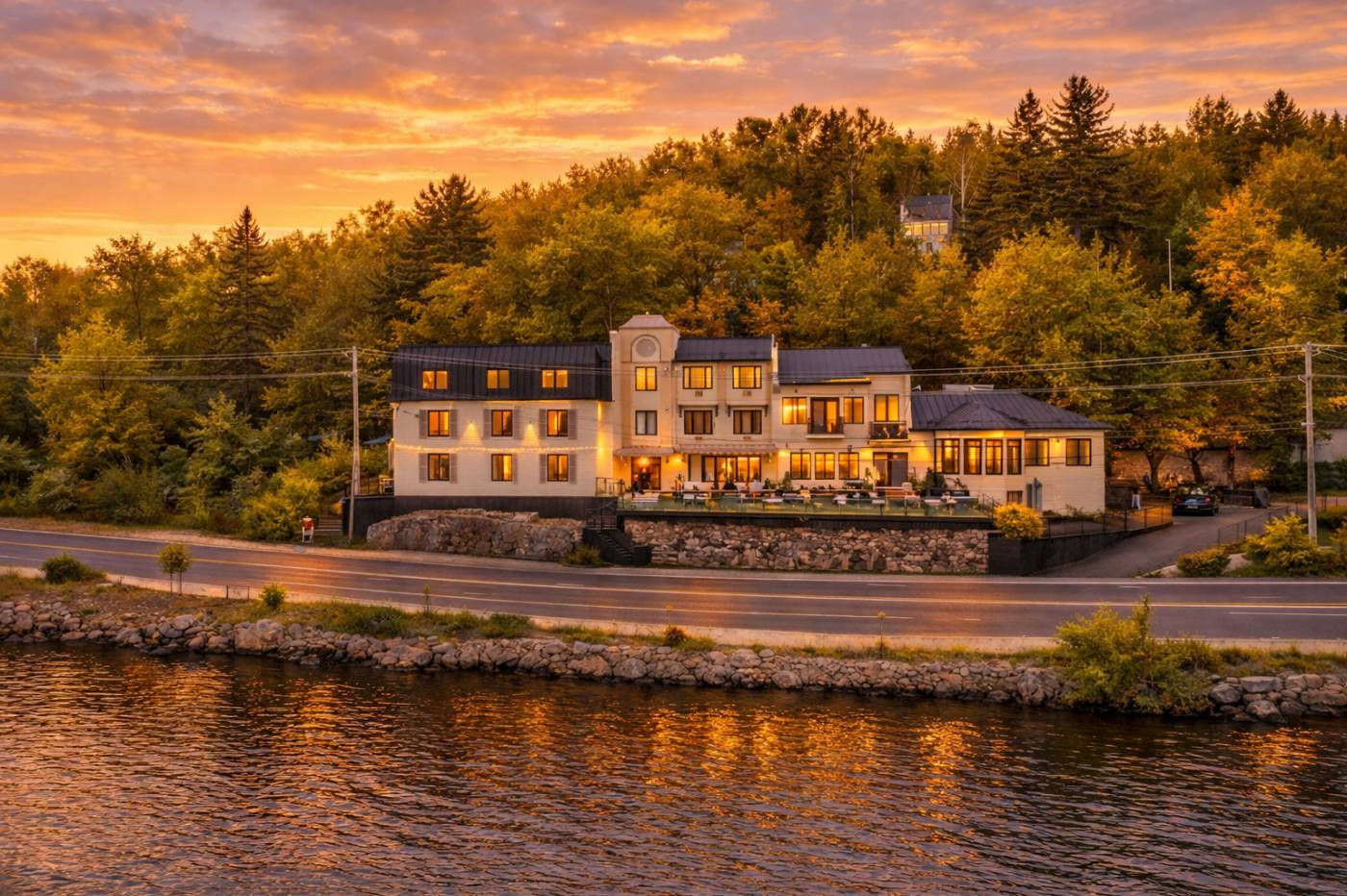 Façade de l'Auberge du Lac des Sables au coucher du soleil, au bord du lac