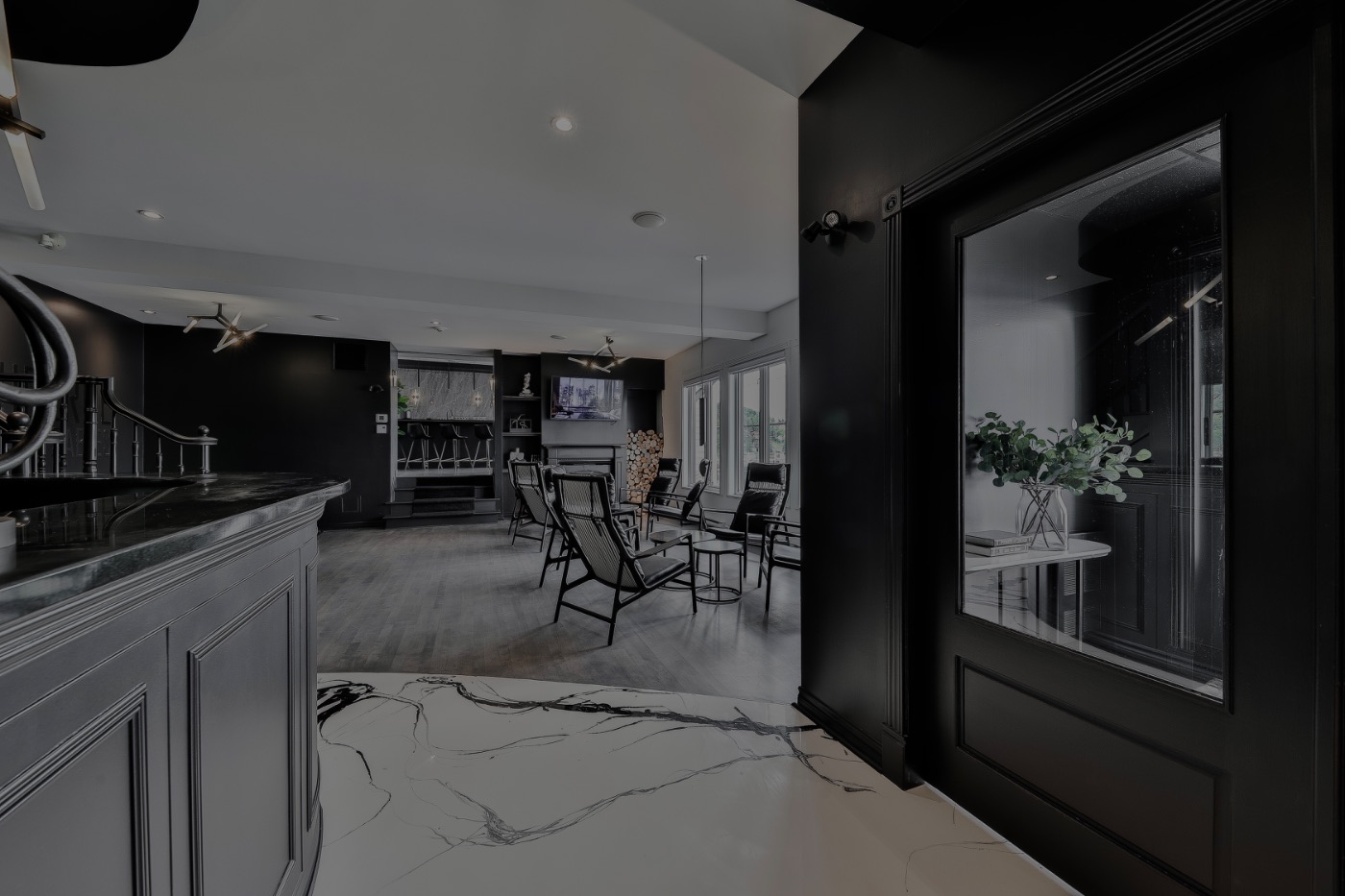 Du bar vers le salon, plancher de marbre
