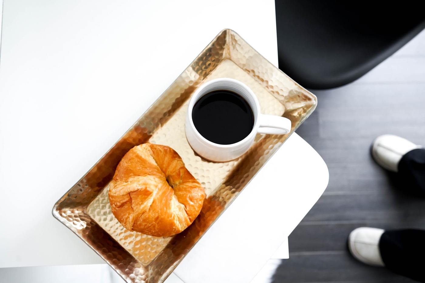 Café et croissant au réveil