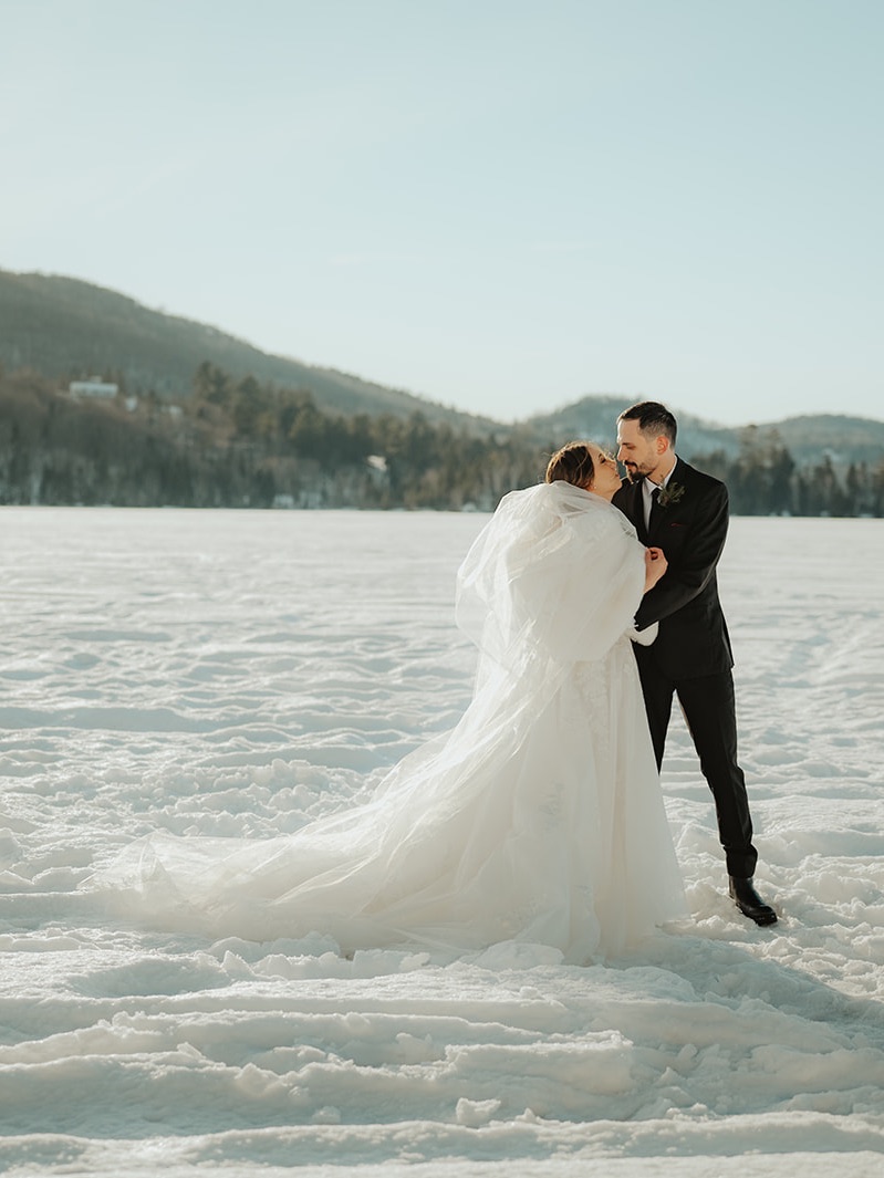 Mariés sur le lac des Sables gelé, mariage d'hiver à l'Auberge du Lac des Sables