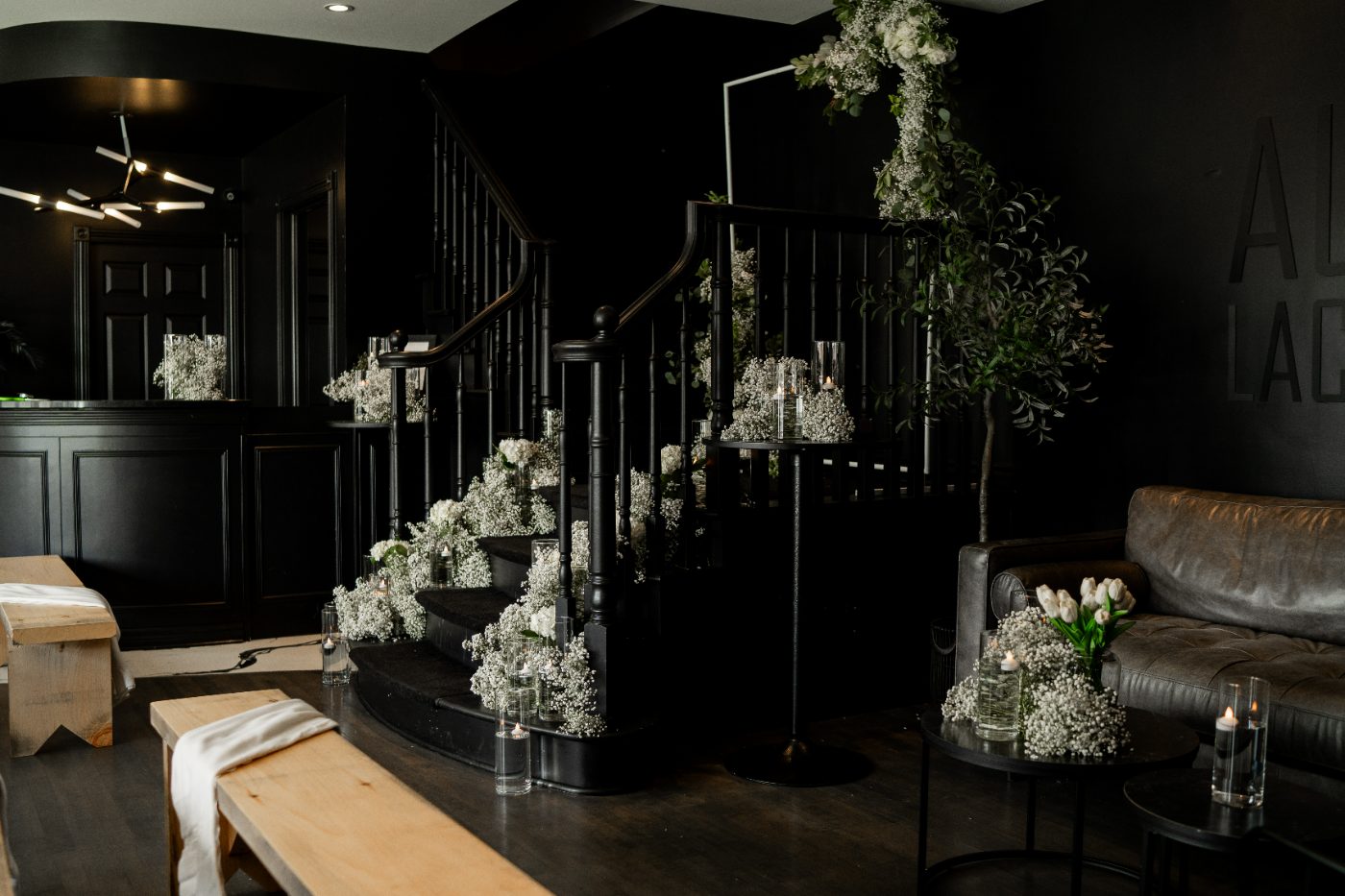 Escalier fleuri pour un décor de cérémonie à l'Auberge