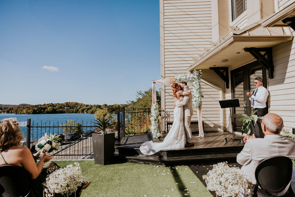 Cérémonie de mariage sur la terrasse face au lac des Sables