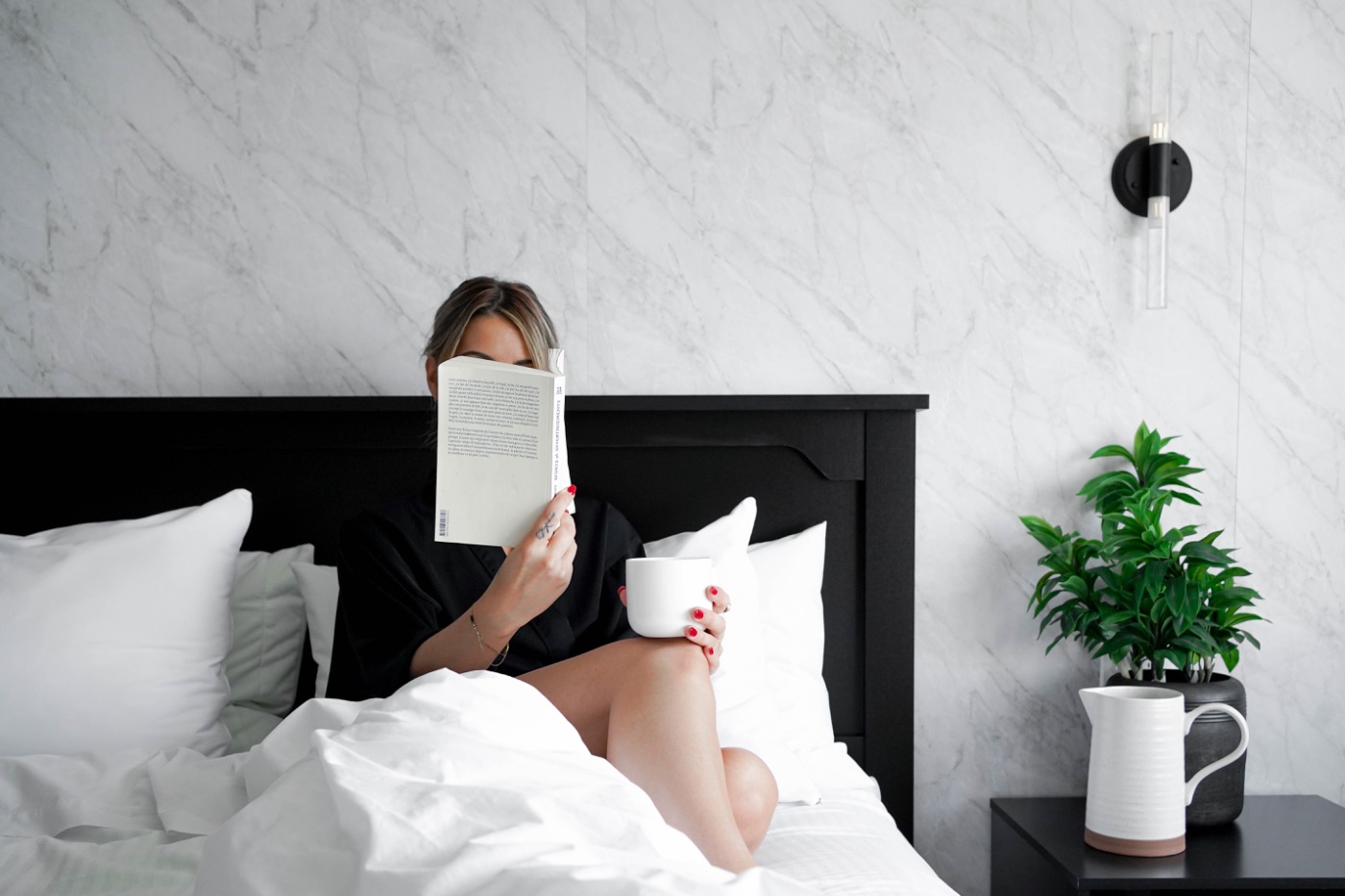 Moment de lecture au lit dans une chambre de l’Auberge