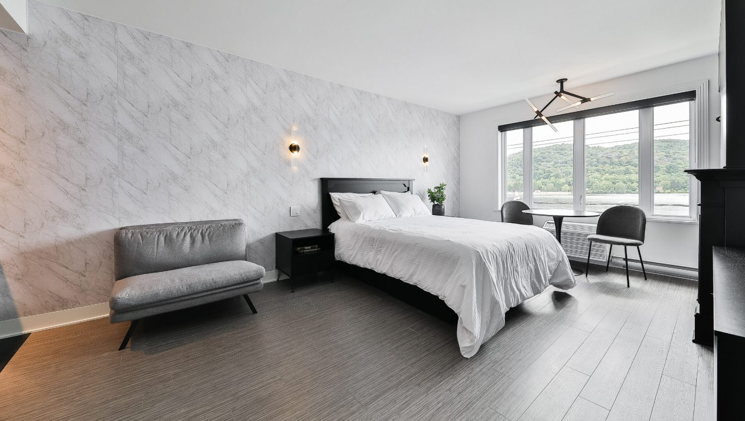 Chambre de l'Auberge du Lac des Sables avec lit queen et literie haut de gamme