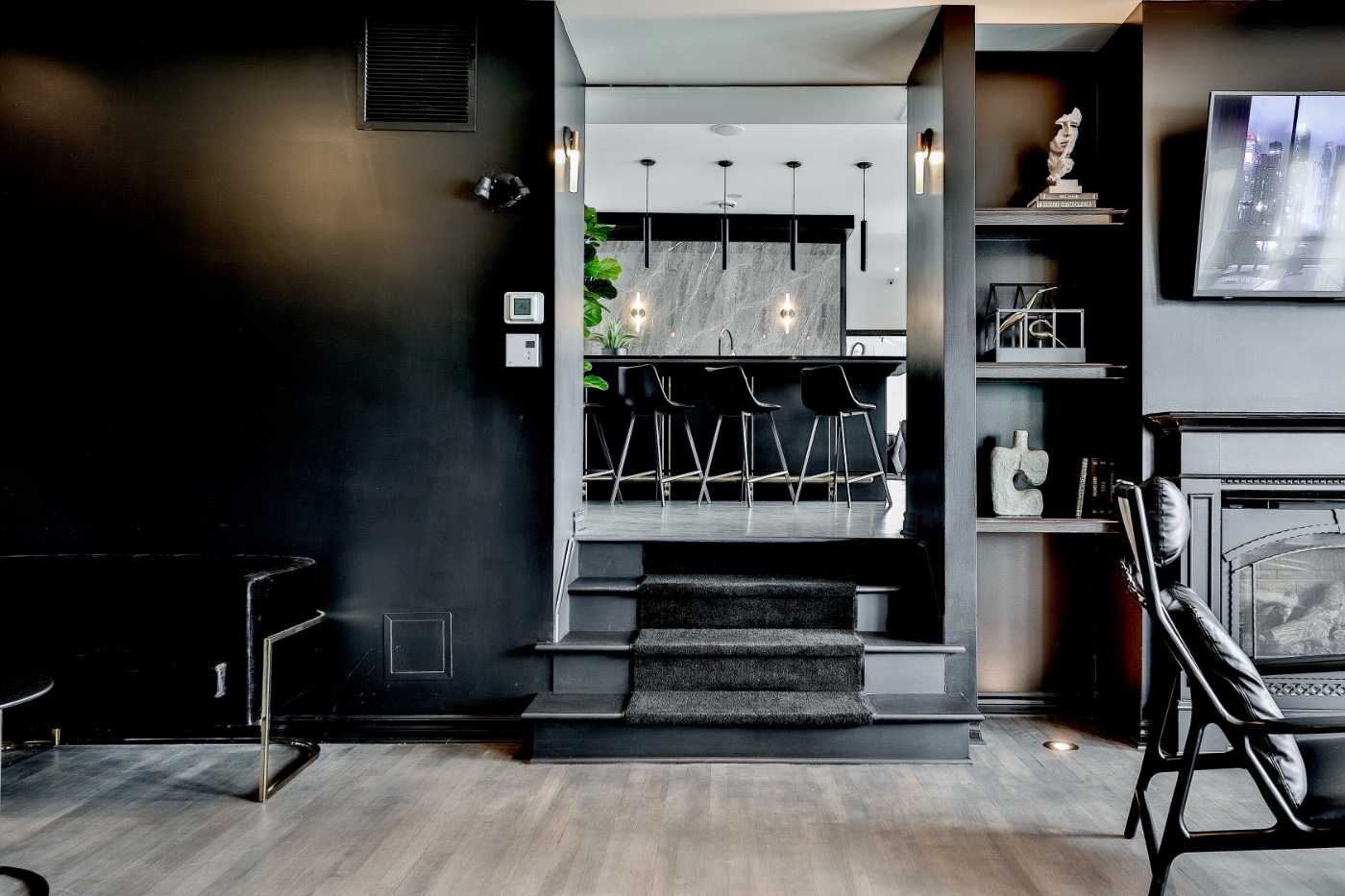 L’escalier menant au bar et à la cuisine