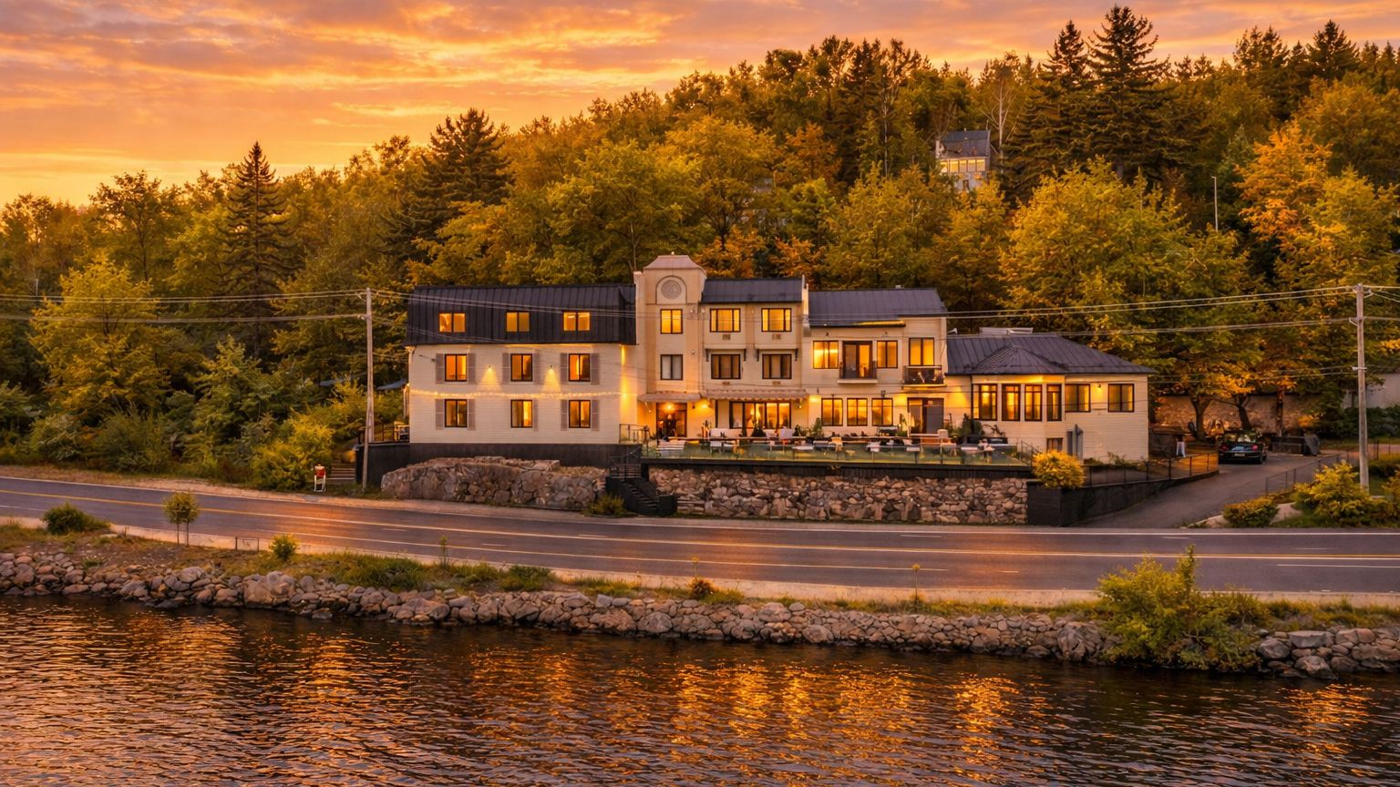 L'Auberge du Lac des Sables au coucher du soleil, vue du lac