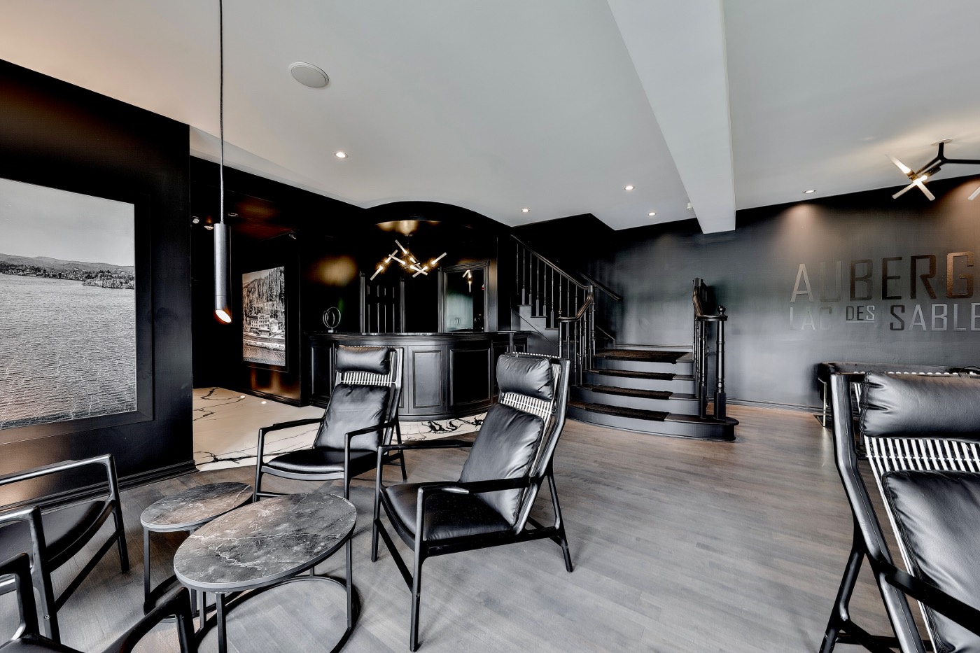 Le hall et la signature Auberge du Lac des Sables