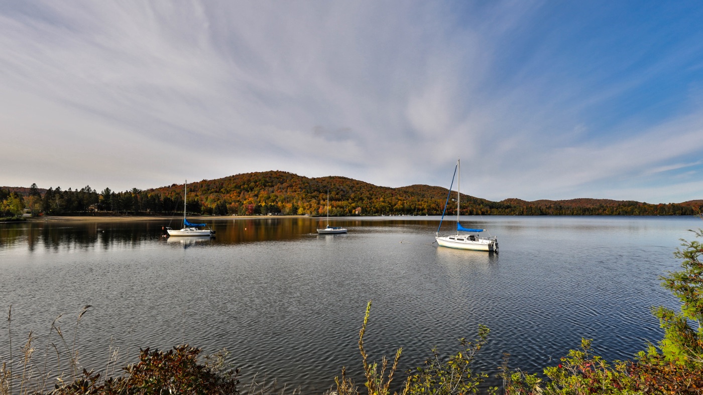 Voiliers sur le lac des Sables aux couleurs d'automne