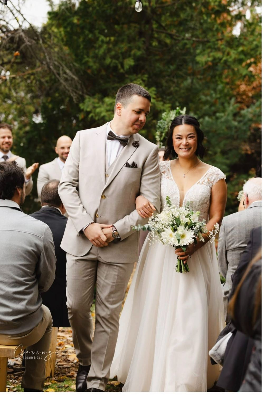 Allée de cérémonie de mariage face au lac