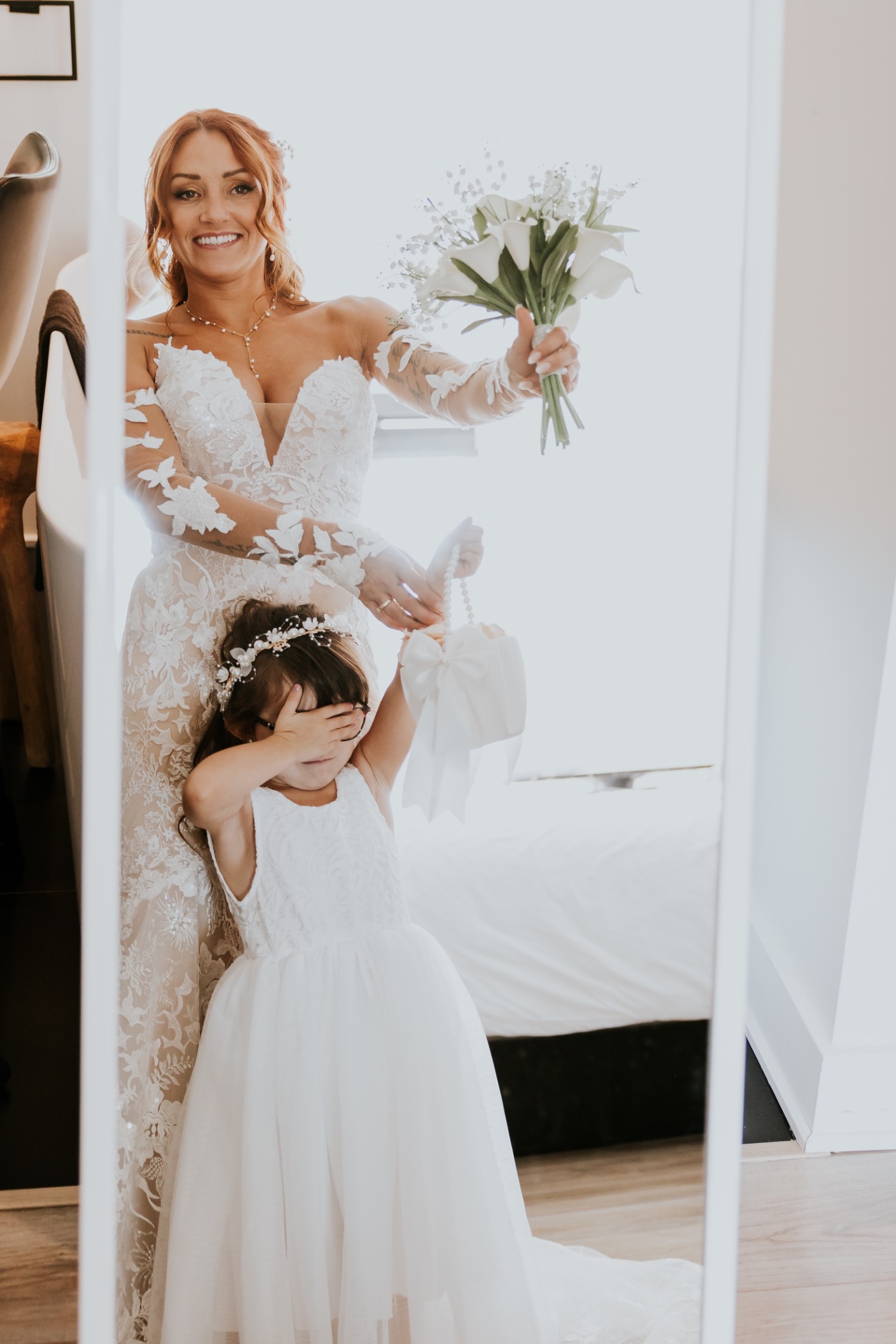 La mariée et sa bouquetière devant le miroir