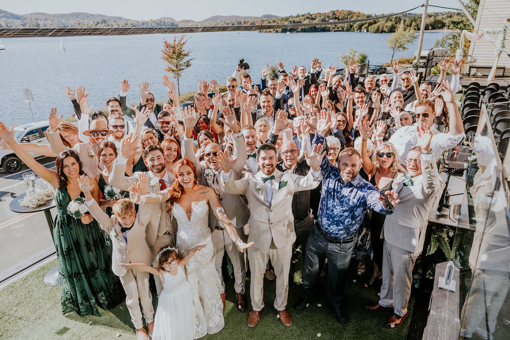 Invités rassemblés sur la Terrasse 180 face au lac