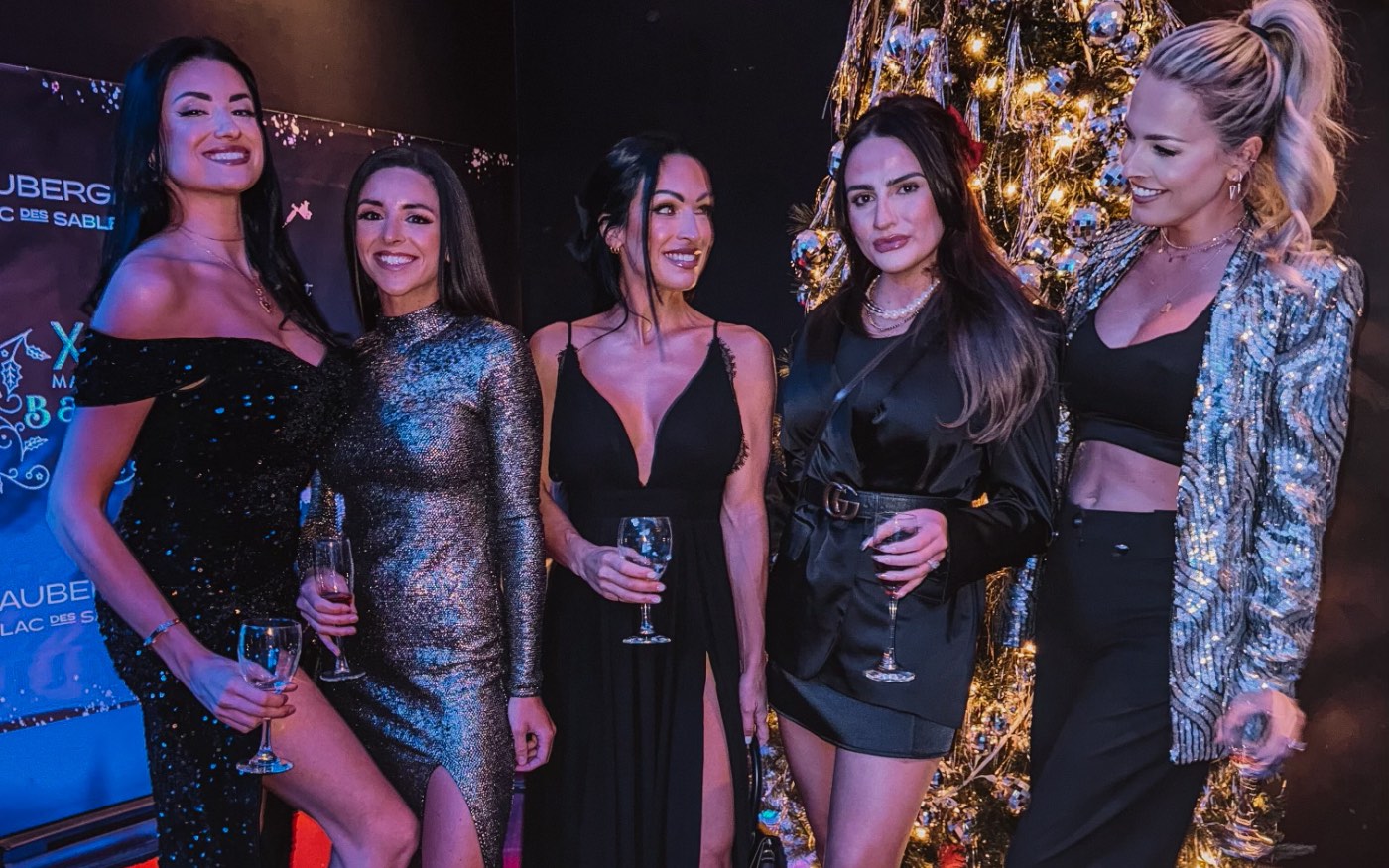 Invitées du party des Fêtes devant le sapin de l’Auberge