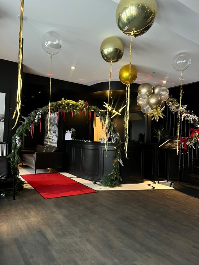 Salle de réception décorée pour un party des Fêtes