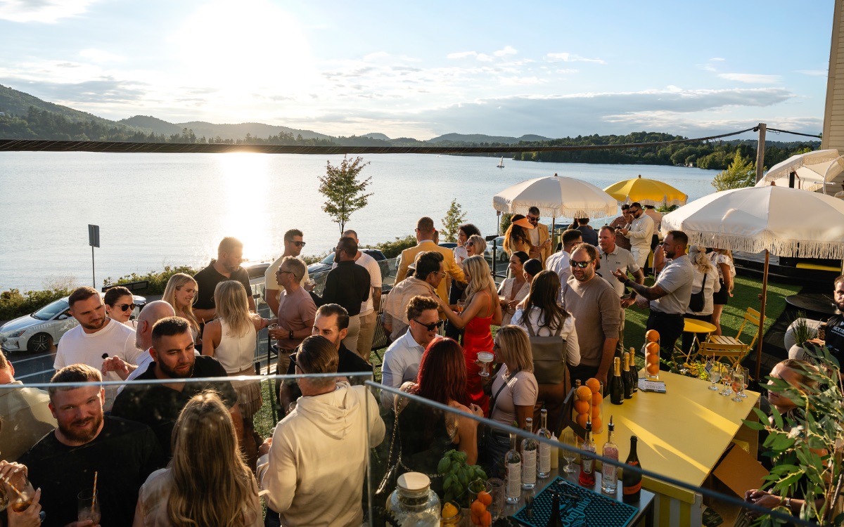Invités d'un party sur la terrasse au coucher du soleil