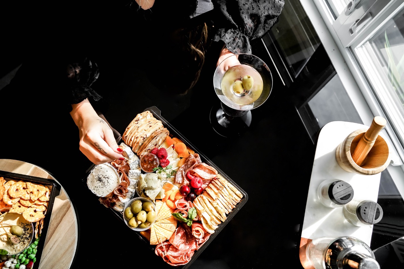 Planche apéritive partagée entre invités
