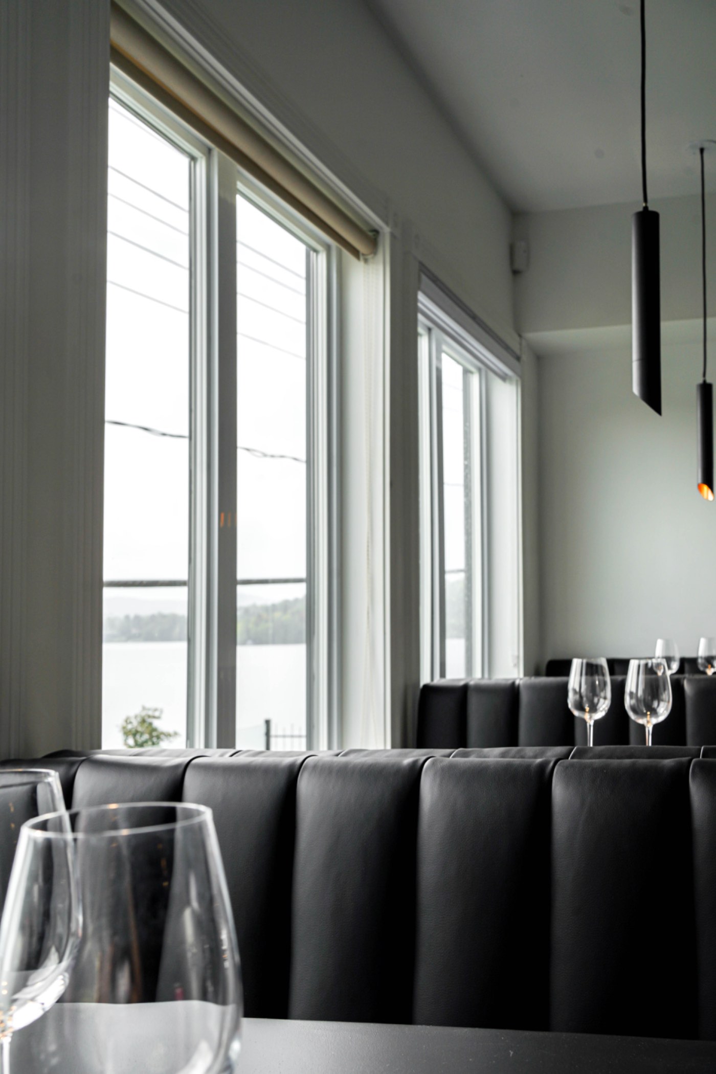 Salle Panoramique dressée avec le lac en toile de fond