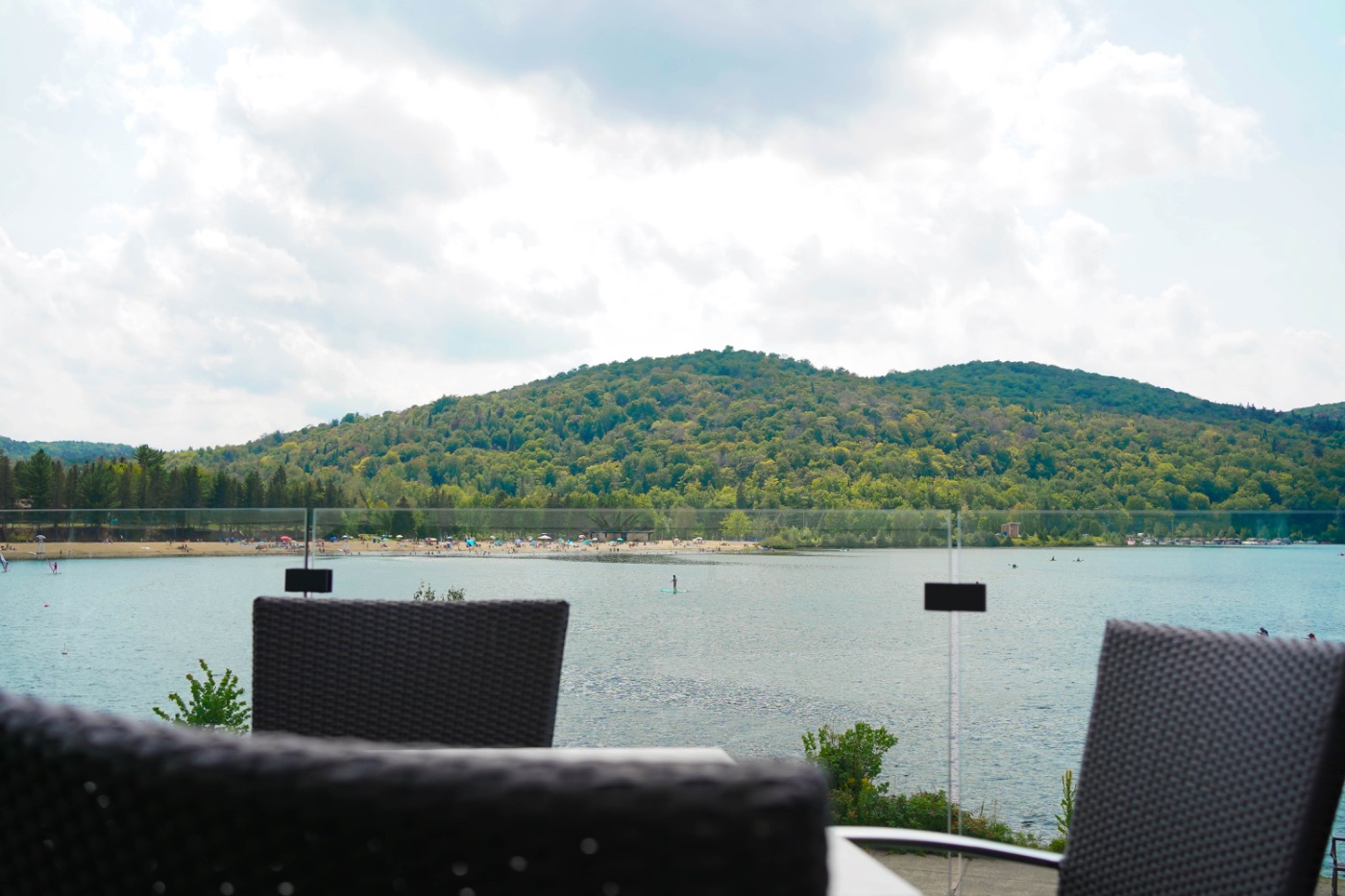 Terrasse de l'Auberge avec vue sur le lac et les montagnes
