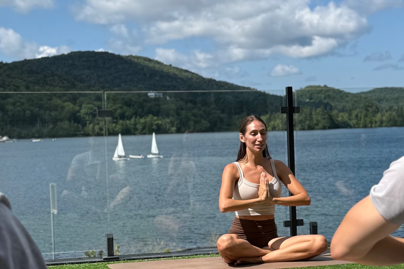 Séance de yoga d'équipe sur la Terrasse 180